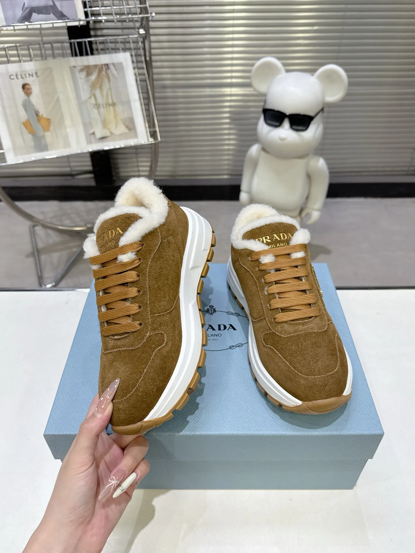【PRADA】P: 660💰Couple style▪️Size: Women’s 35-40⚛Size: Men’s 39-44(45 customized) 2025 𝐬𝐬Prada’s new product, coming with strength! ❣️Many Internet celebrities have the same style, fashionable and versatile nice items, original shoes are developed and purchased from Italian counters, and are reproduced 1:1 according to the original taste. This year’s theme is not to be defined, embodying texture through simplicity💛From thick-soled sneakers to zigzag short boots to 2025 flat shoes, everything reveals a sure-fire momentum... It combines gentleness and handsomeness, the finishing touch for women❤️ Wear-resistant and ultra-light two-color outsole.